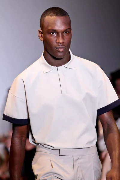 Look 16